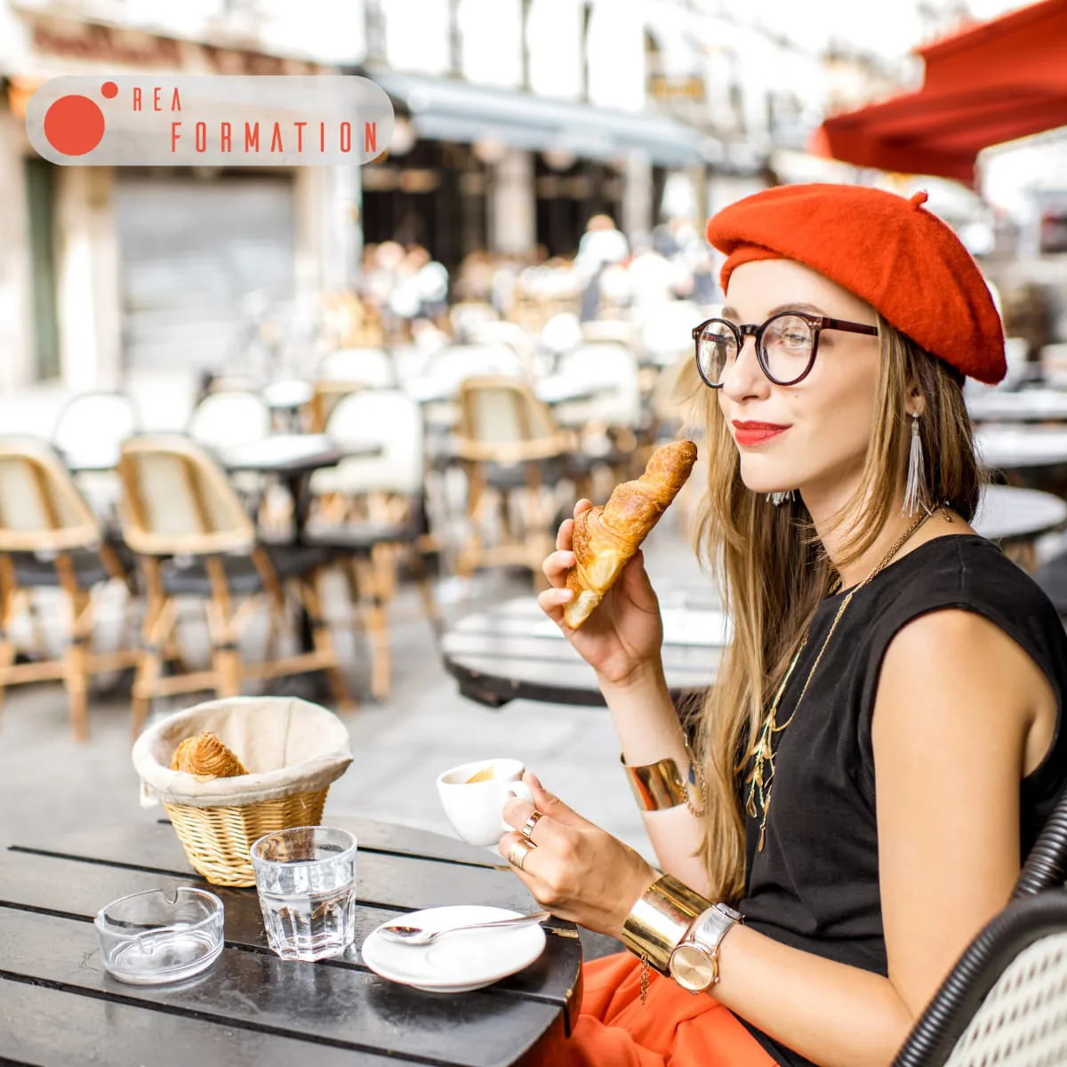 Terrasse parisienne illustrant les métiers alimentaires concernés par la formation HACCP