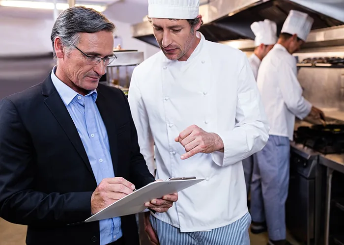 Contrôle d'hygiène alimentaire en cuisine professionnelle