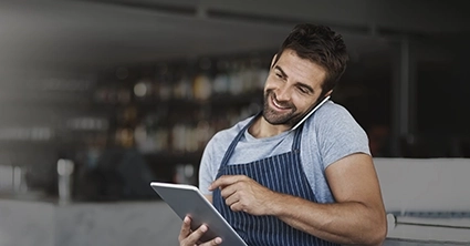 Gérant de restaurant au téléphone